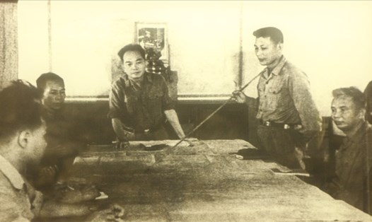 Đại tướng Võ Nguyên Giáp cùng Bộ Tổng tham mưu và Tư lệnh Đồng Sỹ Nguyên bàn kế hoạch chuẩn bị cho chiến dịch “Đường 9 - Nam Lào” năm 1970.