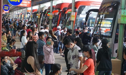 Các bến xe ở TPHCM tăng giá vé 40% dịp lễ 30.4 và 1.5.  Ảnh: Minh Quân