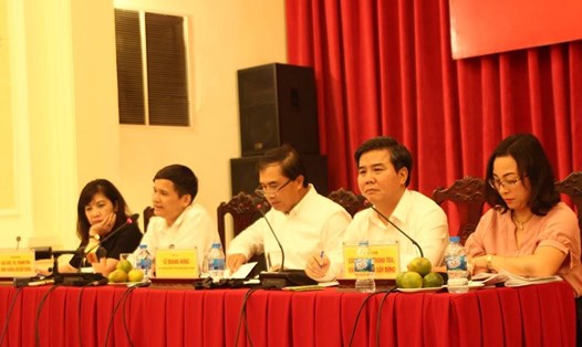 Thứ trưởng Bộ Xây dựng Lê Quang Hùng (ở giữa) trả lời báo chí liên quan đến trường hợp của Nguyễn Anh Tuấn. Ảnh Vương Nguyên.