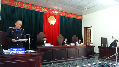 Kiểm sát viên trình bày bản Cáo trạng truy tố các bị cáo tại phiên tòa (Ảnh minh họa)