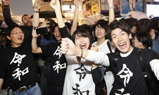 Người dân ở Osaka chào đón thời khắc chuyển giao từ triều đại Bình Thành sang Lệnh Hòa. Ảnh: Kyodo. 