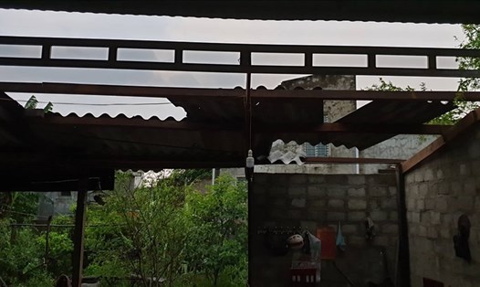 Một nhà dân bị tốc mái tại huyện Nghi Xuân - Ảnh: Sơn Nguyễn