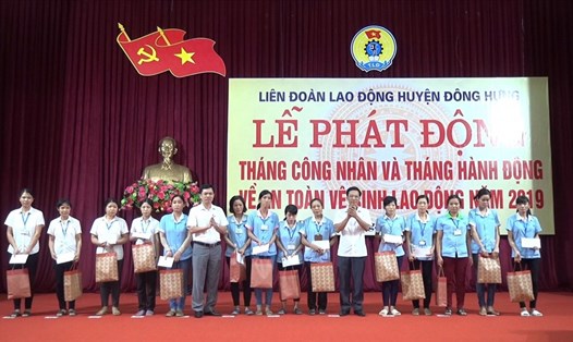 Lãnh đạo LĐLĐ tỉnh Thái Bình trao quà cho CNLĐ.