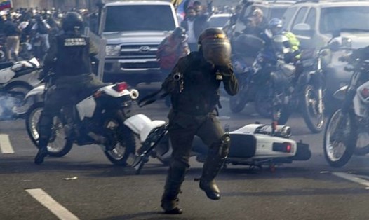 Hình ảnh hỗn loạn ở thủ đô Venezuela hôm 30.4. Ảnh: Getty. 