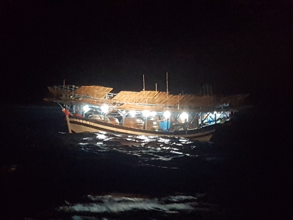 Tàu QNa 94464 TS có thuyền viên bị đau