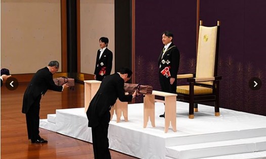 Nhật hoàng Naruhito trong ễ đăng quang Kenji-to-Shokei-no-Gi. Ảnh: asahi. 