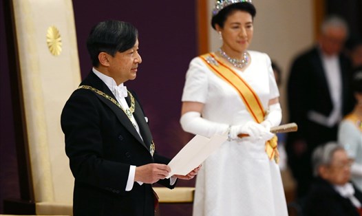 Nhà vua Nhật Bản Naruhito và Hoàng hậu Masako trong nghi lễ tại Cung điện Hoàng gia Nhật Bản ngày 1.5. Ảnh: AP. 