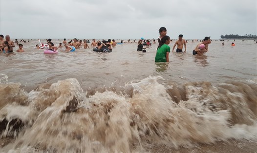 Nước biển Đồ Sơn đục ngầu và nhiều rác khiến phần lớn du khách chọn ở trên bờ không xuống tắm biển. Ảnh: D.T