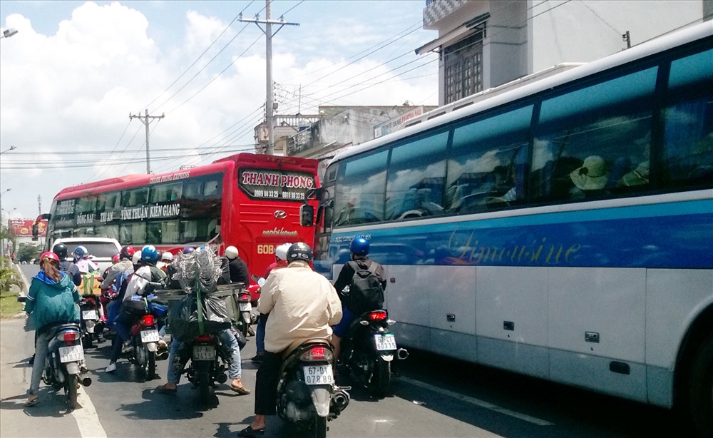 Ùn ứ trên Quốc lộ 91, bờ An Giang chờ qua phà Vàm Cống.