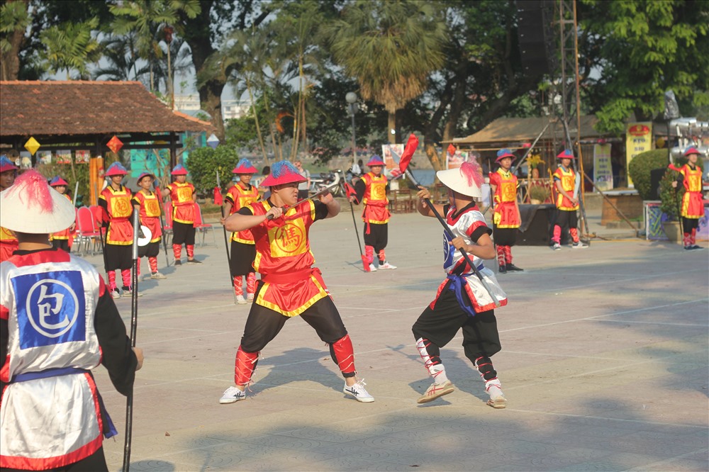 Hội thi cờ người diễn ra vào ngày 28.4 và 30.4, tại công viên Thương Bạc (TP. Huế, Thừa Thiên Huế) , thu hút rất đông đảo du khách thập phương đến xem, cổ vũ. Ảnh: Viễn Chinh.