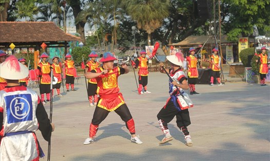Hội thi cờ người diễn ra vào ngày 28.4 và 30.4, tại công viên Thương Bạc (TP. Huế, Thừa Thiên Huế) , thu hút rất đông đảo du khách thập phương đến xem, cổ vũ. Ảnh: Viễn Chinh.