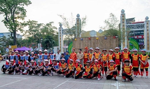 Đội hình thi đấu cờ người của hai đội sau trận đấu. Ảnh: Viễn Chinh.