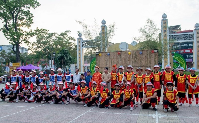 Đội hình thi đấu cờ người của hai đội sau trận đấu. Ảnh: Viễn Chinh.