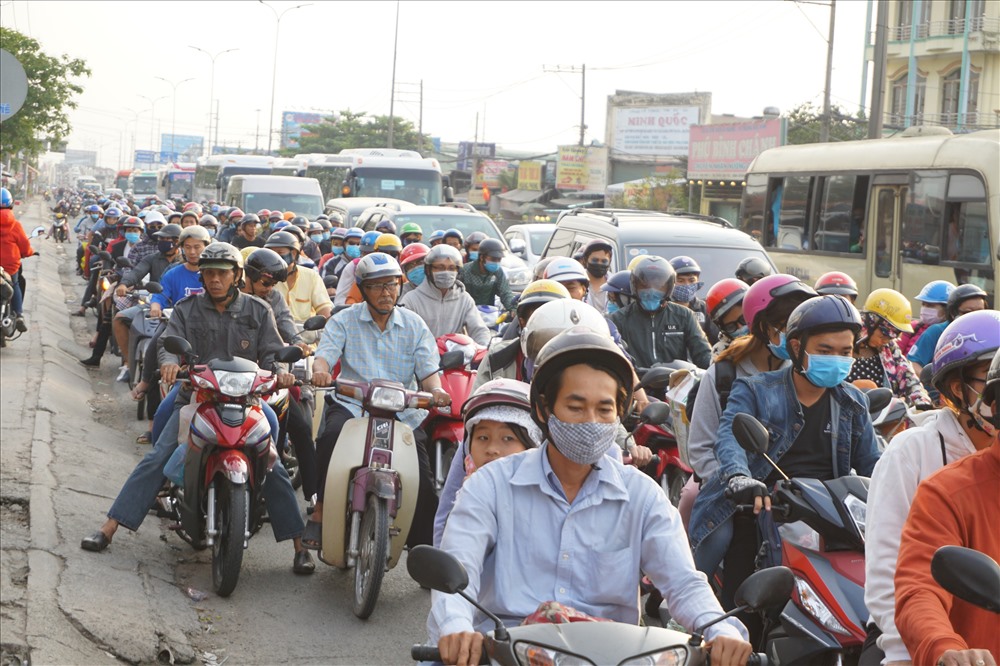 Xe cộ ùn ứ tại quốc lộ 1 đoạn qua huyện Bình Chánh, TPHCM.  Ảnh: M.Q