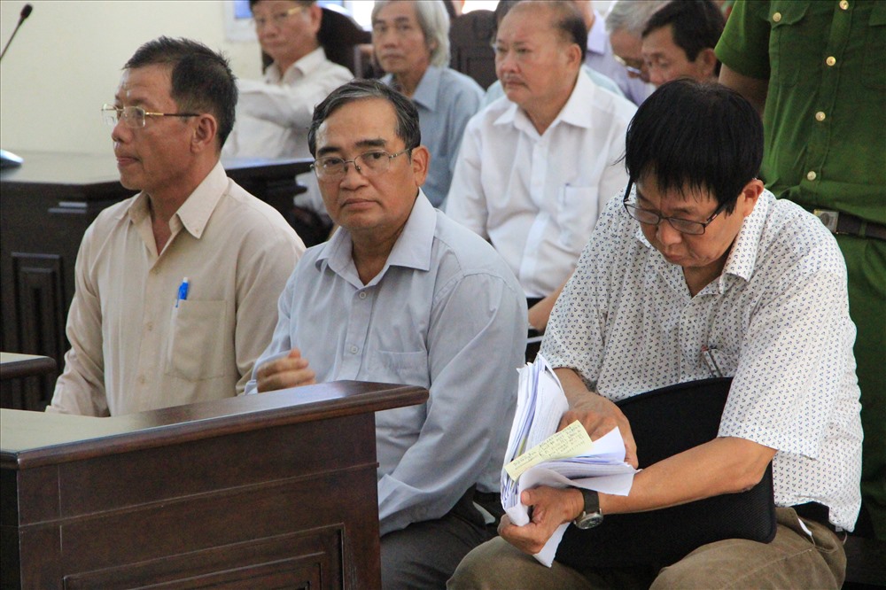 Ông Cao Minh Huệ (ngoài cùng bên phải) cùng đồng phạm tại phiên tòa.