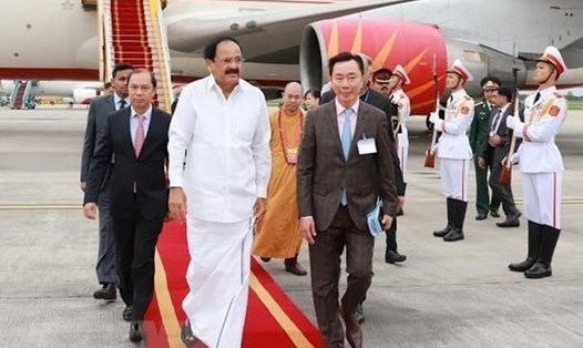 Phó Tổng thống Ấn Độ Venkaiah Naidu tại sân bay quốc tế Nội Bài ngày 9.5. Ảnh: TTXVN