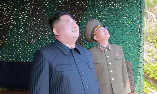 Ông Kim Jong-un giám sát cuộc tập trận tấn công ở Triều Tiên hôm 4.5. Ảnh: EPA. 