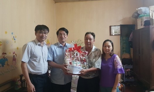 Đồng chí Lê Phan Linh (thứ hai từ trái sang) trao quà tới gia đình anh Nguyễn Văn Quang. Ảnh: L.D