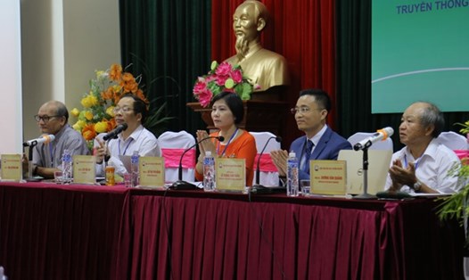 Ông Lê Hoàng Anh Tuấn chủ trì một hội thảo nghiệp vụ báo chí. (Ảnh: website AJC) 