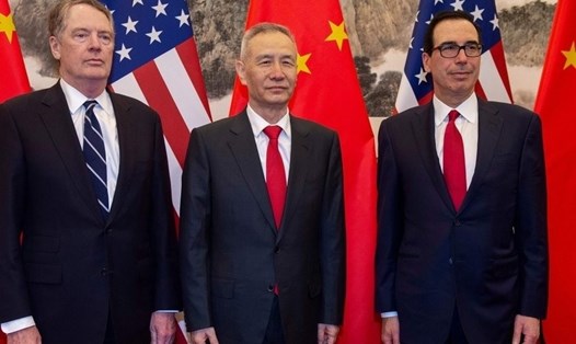 Đại diện Thương mại Mỹ Robert Lighthizer (trái), Phó Thủ tướng Trung Quốc Lưu Hạc và Bộ trưởng Tài chính Mỹ Steven Mnuchin trong vòng đàm phán thương mại lần thứ 11, ngày 9.5.2019. Ảnh: AFP