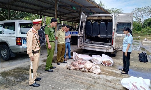 Tang vật và phương tiện bị lực lượng CSGT huyện Thăng Bình thu giữ. Ảnh: C.A.C.C