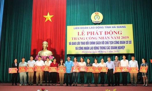 Đồng chí Nguyễn Văn Chung, Chủ tịch LĐLĐ tỉnh Hà Giang trao hỗ trợ mái ấm CĐ cho đoàn viên, NLĐ có hoàn cảnh khó khăn. 