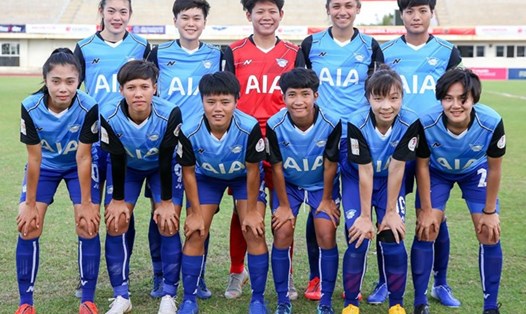 Hồng Nhung ( hàng dưới, thứ 2 từ phải sang) trong đội hình xuất phát của CLB nữ Chonburi. Ảnh: FA ThaiLand