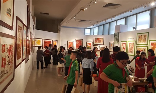 Rất đông người tới tham quan triển lãm tranh cổ động về Chủ tịch Hồ Chí Minh.