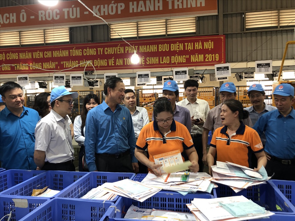 Lãnh đạo Bộ Thông tin và Truyền thông, Công đoàn Thông tin và Truyền thông Việt Nam động viên CNLĐ nhân dịp Tháng Công nhân 2019. Ảnh: H.A