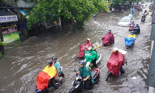 Đường Nguyễn Hữu Cảnh ngập như sông sau mưa lớn.  Ảnh: M.Q
