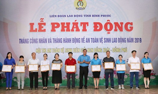 Chủ tịch Liên đoàn Lao động tỉnh Bình Phước Nguyễn Hồng Trà trao bằng khen cho CĐCS có thành tích xuất sắc trong thực hiện công tác ATVSLĐ.