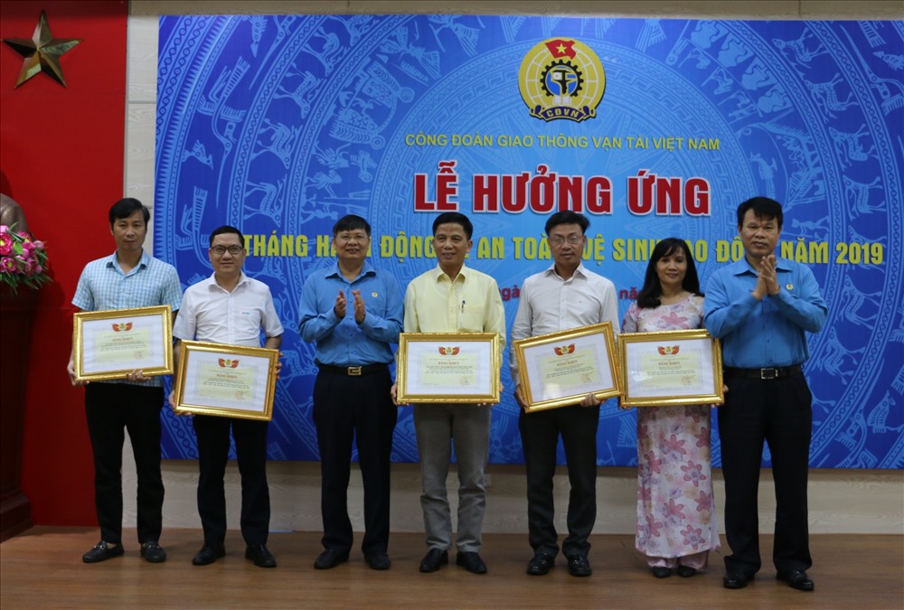 Phó Chủ tịch Tổng LĐLĐVN Phan Văn Anh và Chủ tịch Công đoàn GTVT VN Đỗ Nga Việt trao bằng khen của Công đoàn GTVT VN cho các tập thể đạt thành tích năm 2018 trong công tác ATVSLĐ. Ảnh: Q.T