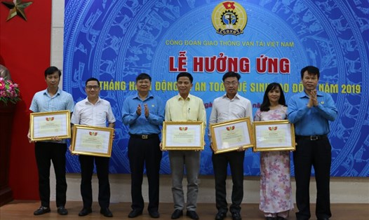 Phó Chủ tịch Tổng LĐLĐVN Phan Văn Anh và Chủ tịch Công đoàn GTVT VN Đỗ Nga Việt trao bằng khen của Công đoàn GTVT VN cho các tập thể đạt thành tích năm 2018 trong công tác ATVSLĐ. Ảnh: Q.T