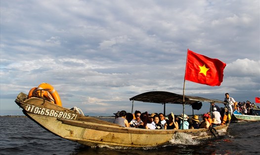 Đến thôn Ngư Mỹ Thạnh, liên hệ với người dân địa phương sẽ không mất nhiều thời gian bạn sẽ được người trong thôn nhiệt tình đưa đi khám phá hệ thống đầm phá Tam Giang trên những chiếc thuyền cole, cùng trải nghiệm cuộc sống thường ngày của họ.