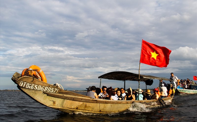 Đến thôn Ngư Mỹ Thạnh, liên hệ với người dân địa phương sẽ không mất nhiều thời gian bạn sẽ được người trong thôn nhiệt tình đưa đi khám phá hệ thống đầm phá Tam Giang trên những chiếc thuyền cole, cùng trải nghiệm cuộc sống thường ngày của họ.