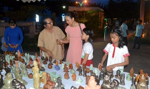 Các sản phẩm từ gốm Lư Cấm được giới thiệu đến du khách. Ảnh: Châu Tường