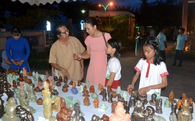 Các sản phẩm từ gốm Lư Cấm được giới thiệu đến du khách. Ảnh: Châu Tường