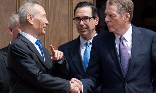 Phó Thủ tướng Trung Quốc Lưu Hạc (trái) bắt tay với Đại diện thương mại Mỹ Robert Lighthizer (phải) và Bộ trưởng Tài chính Mỹ Steven Mnuchin (giữa) sau 2 giờ đàm phán hôm 10.5. Ảnh: AFP. 