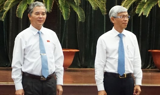 Thiếu tướng Ngô Min Châu (bìa trái) và ông Võ Văn Hoan vừa được bầu làm phó Chủ tịch UBND TPHCM.  Ảnh: M.Q