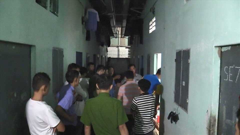Nam thanh niên đang ở phòng trọ bị một nhóm người xông vào đánh tử vong. Nam thanh niên đang ở phòng trọ bị một nhóm người xông vào đánh tử vong.