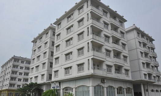 Ba tòa nhà tái định cư ở quận Long Biên, Hà Nội bị đề xuất phá bỏ đang xuống cấp nghiêm trọng. Ảnh: LÊ QUÂN  