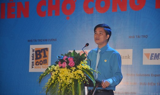 Đồng chí Ngọ Duy Hiểu - Phó Chủ tịch Tổng LĐLĐVN phát biểu tại Lễ khai mạc phiên chợ CN. Ảnh: QUẾ CHI  