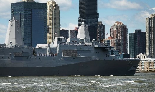 Tàu tấn công đổ bộ USS Arlington. Ảnh: AFP. 