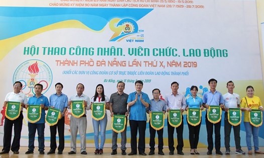 Các đoàn vận động viên tham gia thi đấu và nhận cờ lưu niệm do đồng chí Ngô Xuân Thắng, Chủ tịch LĐLĐ thành phố tặng.