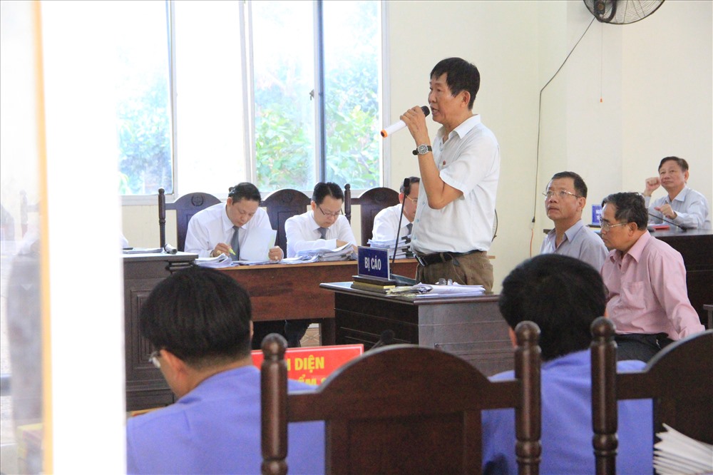 Vợ bị cáo Cao Minh Huệ - cựu GĐ Sở Địa chính nói chồng không biết việc bà và con mua 75 ha đất vườn cây caosu.