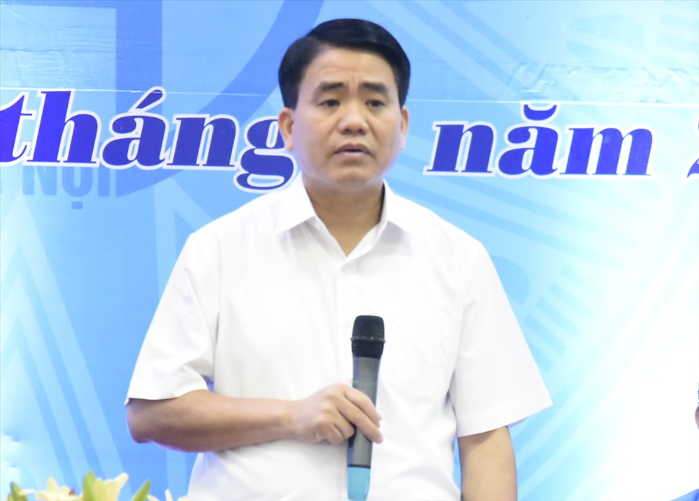 Đồng chí Nguyễn Đức Chung, Uỷ viên TƯ Đảng, Chủ tịch UBND TP.Hà Nội trực tiếp trả lời các kiến nghị của CNLĐ thủ đô. Ảnh: Công Nguyễn