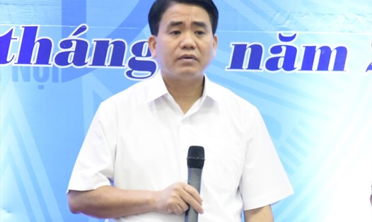 Đồng chí Nguyễn Đức Chung, Uỷ viên TƯ Đảng, Chủ tịch UBND TP.Hà Nội trực tiếp trả lời các kiến nghị của CNLĐ thủ đô. Ảnh: Công Nguyễn