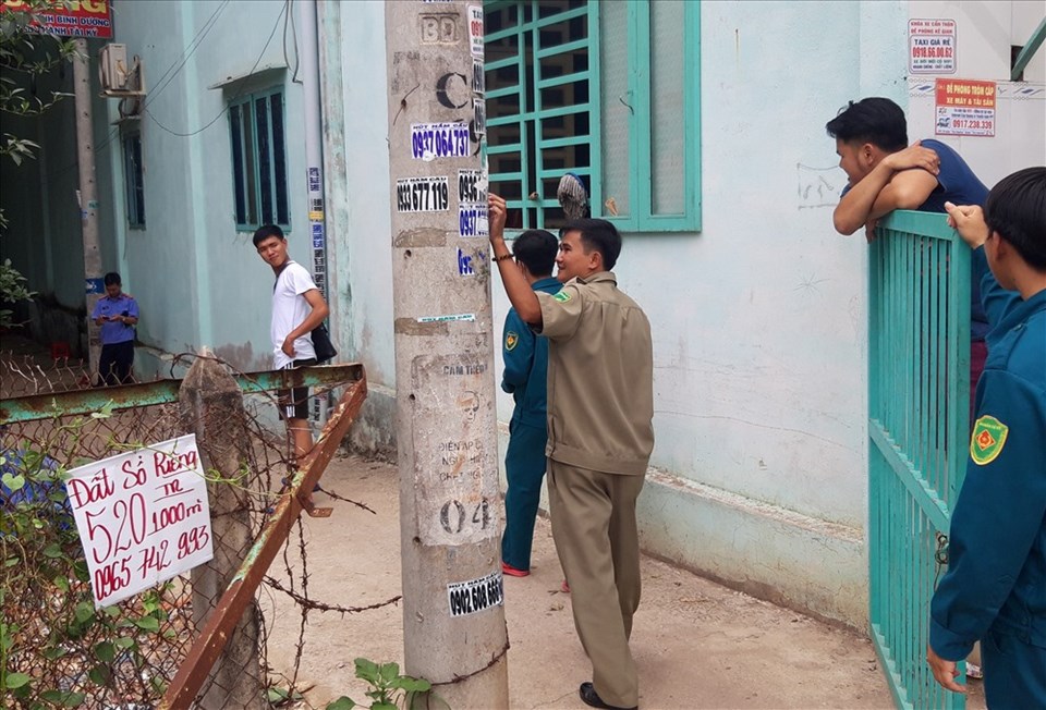 Khu nhà trọ phát hiện nam thanh niên tử vong. Khu nhà trọ phát hiện nam thanh niên tử vong.