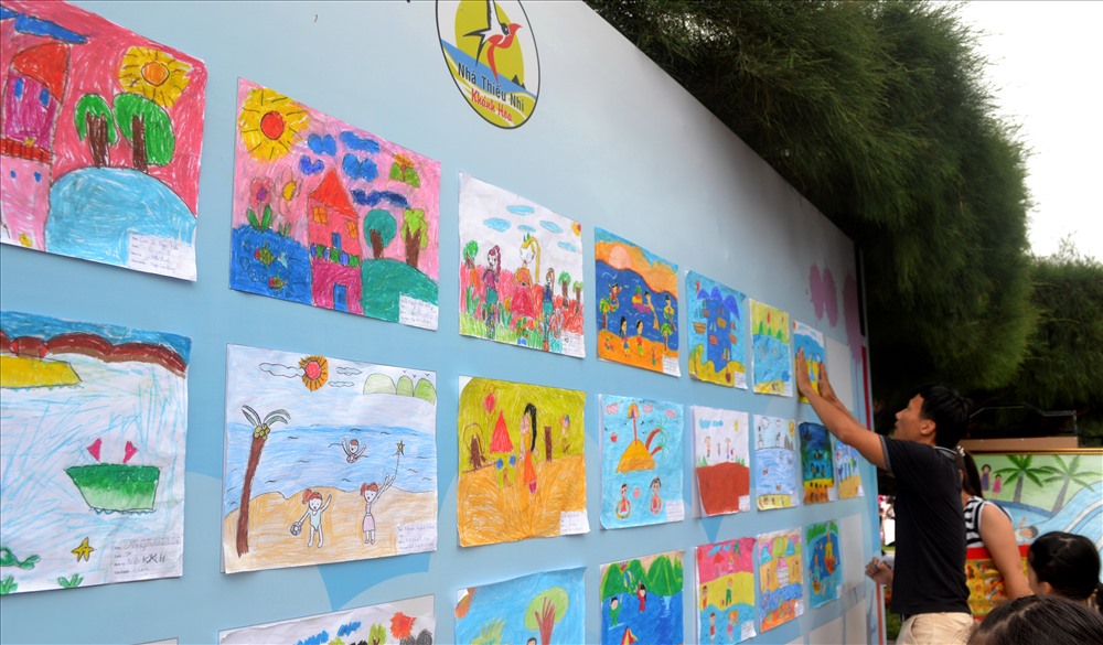 Sau khi hoàn thành, các tác phẩm được trưng bày ngay tại Công viên bờ biển để người dân và du khách tham quan. Ảnh: Châu Tường