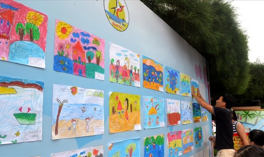 Sau khi hoàn thành, các tác phẩm được trưng bày ngay tại Công viên bờ biển để người dân và du khách tham quan. Ảnh: Châu Tường